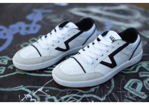 Poudari svojo slogovno izbiro z Vans Lowland supergami