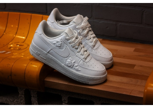 NIKE AIR FORCE 1 ‘07 SE: Čista osnova. Majhni detajli. Velika energija.