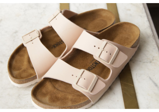 Sončni poletni dnevi z natikači Birkenstock Arizona