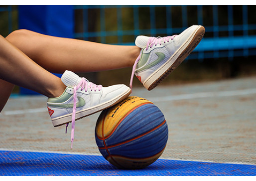 Superge so polovica outfita – Nike Air Jordan 1 Low