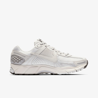 NIKE Superge Zoom Vomero 5 