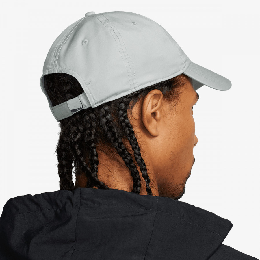 NIKE KAPE S ŠILTOM Dri-FIT Club 