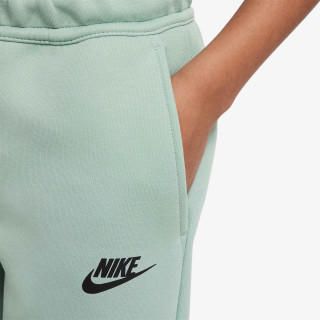 NIKE KRATKE HLAČE Tech Fleece 