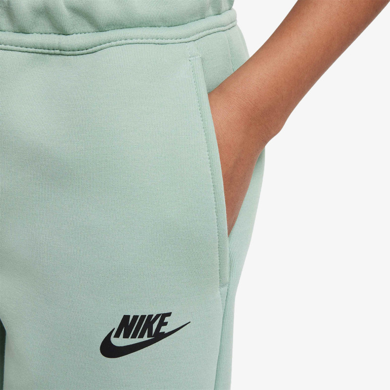 NIKE KRATKE HLAČE Tech Fleece 
