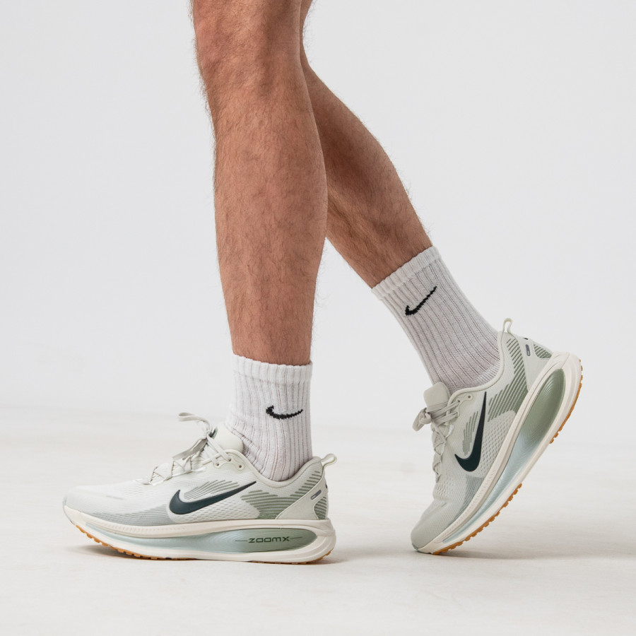 NIKE Superge NIKE VOMERO 18 
