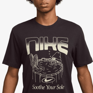 NIKE KRATKA MAJICA U NSW TEE OC FB GFX BRNDRD 
