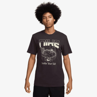 NIKE KRATKA MAJICA U NSW TEE OC FB GFX BRNDRD 
