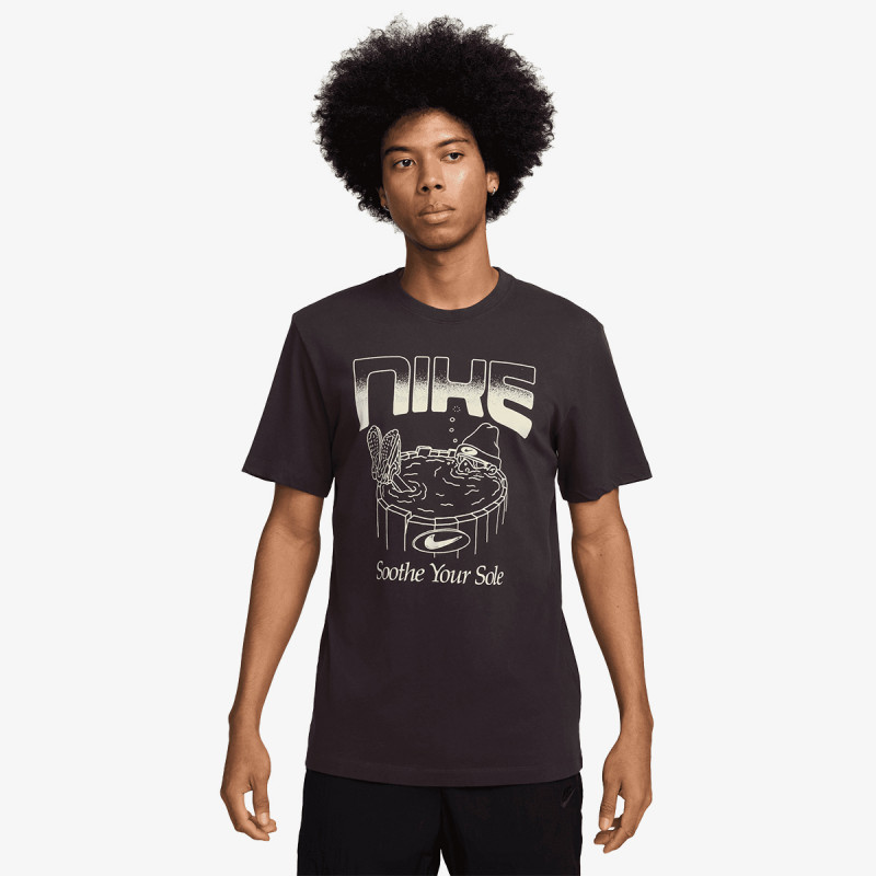 NIKE KRATKA MAJICA U NSW TEE OC FB GFX BRNDRD 