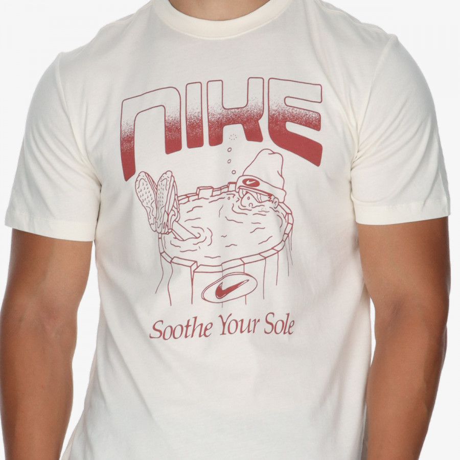 NIKE KRATKA MAJICA U NSW TEE OC FB GFX BRNDRD 