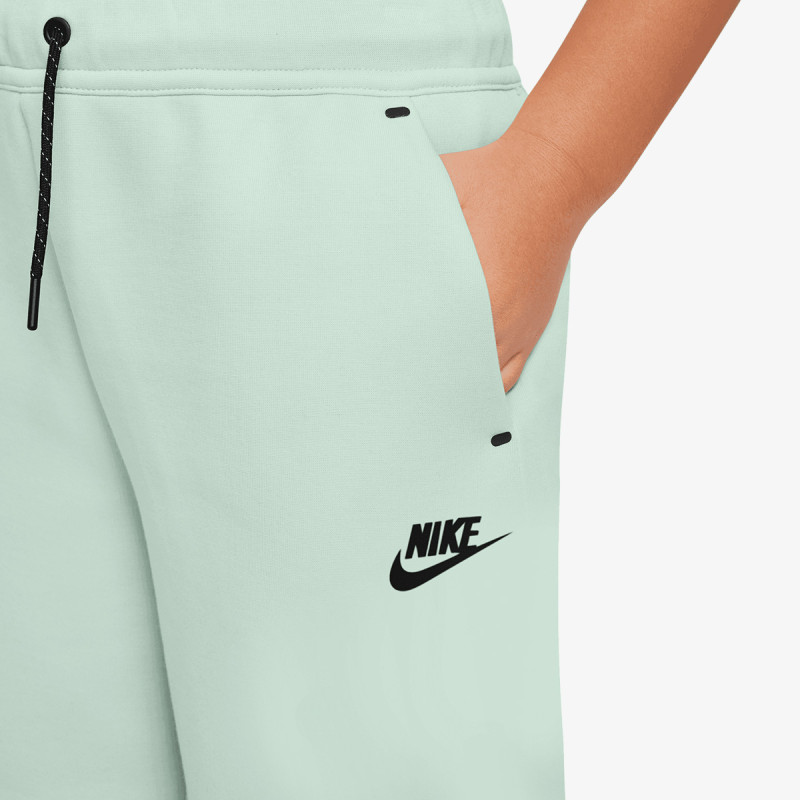 NIKE KRATKE HLAČE Tech Fleece 
