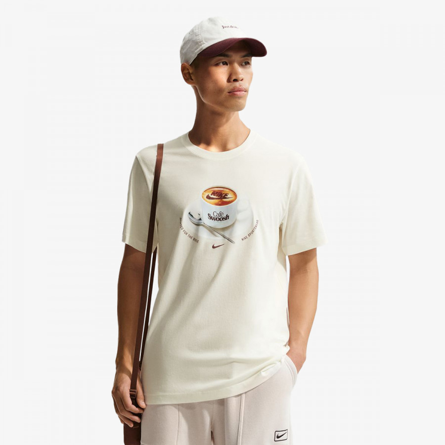 NIKE KRATKA MAJICA U NSW TEE STD CAFE SWOOSH MUG 