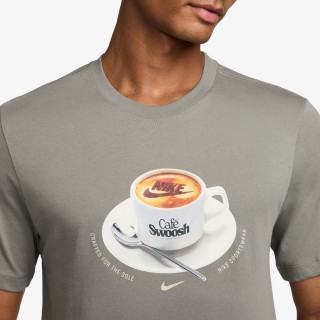 NIKE KRATKA MAJICA U NSW TEE STD CAFE SWOOSH MUG 