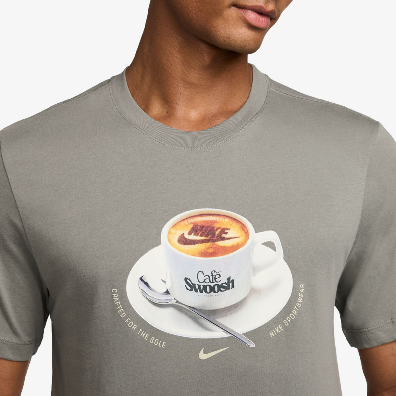 NIKE KRATKA MAJICA U NSW TEE STD CAFE SWOOSH MUG 