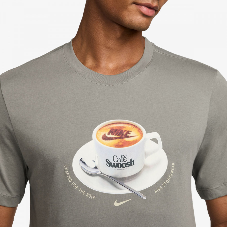 NIKE KRATKA MAJICA U NSW TEE STD CAFE SWOOSH MUG 