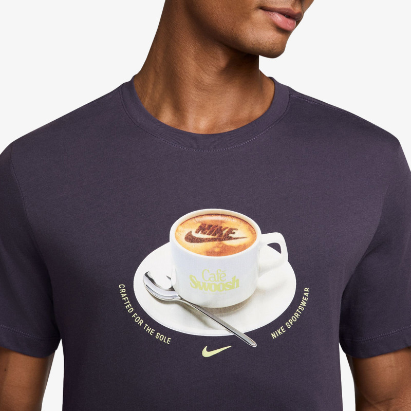 NIKE KRATKA MAJICA U NSW TEE STD CAFE SWOOSH MUG 